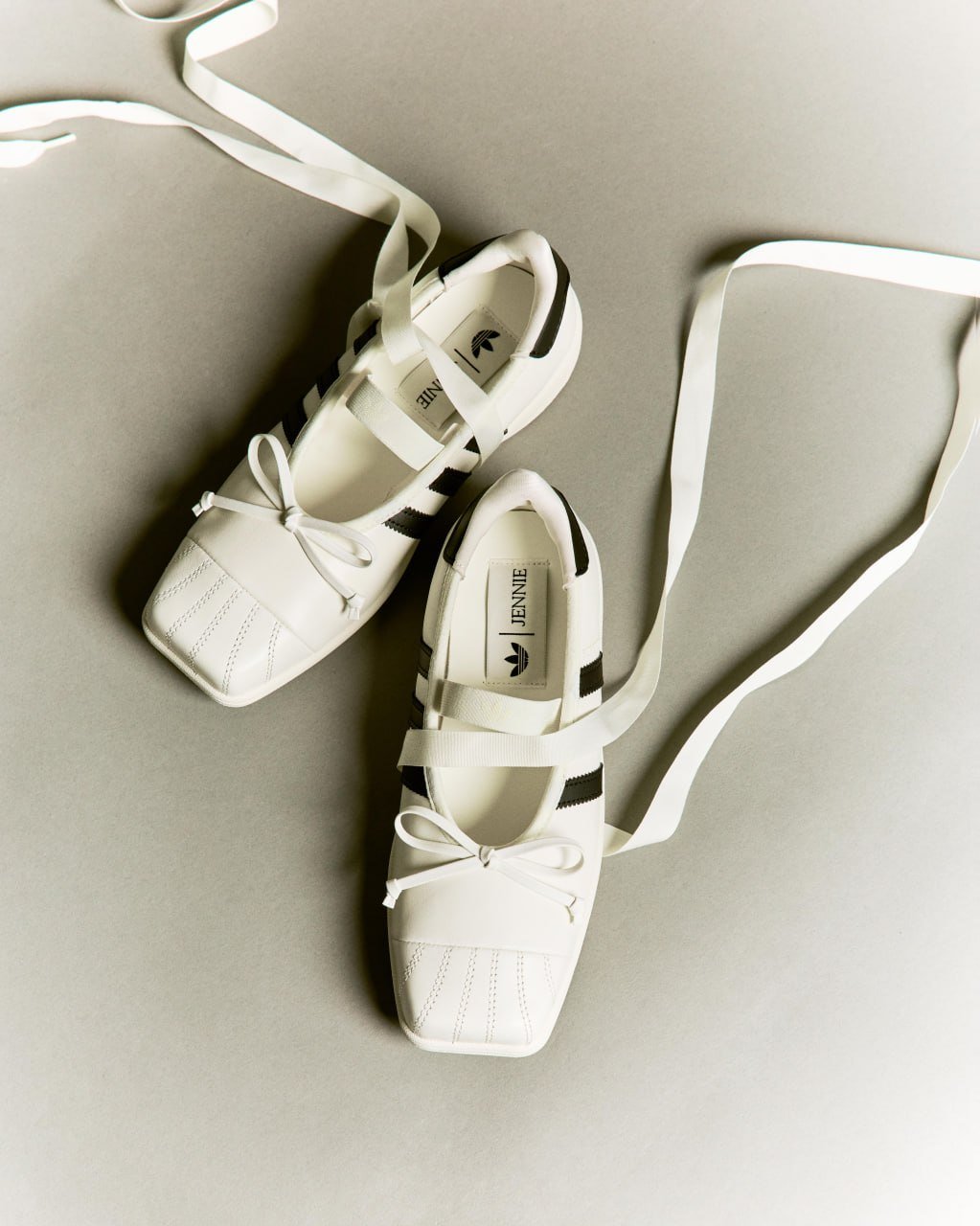 Adidas与Jennie联名款Superstar发布