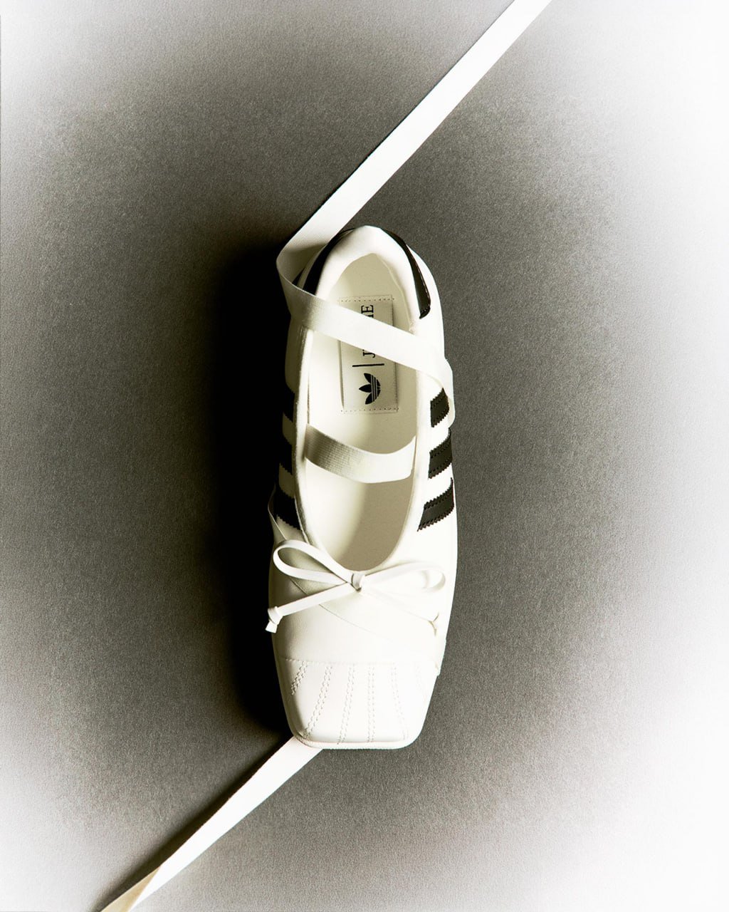 Adidas与Jennie联名款Superstar发布