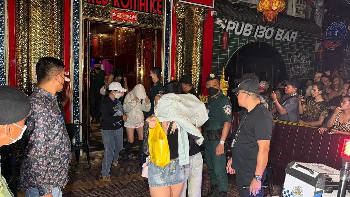 金边警方于9月8日凌晨突袭两家酒吧,现场逮捕37名涉嫌从事非