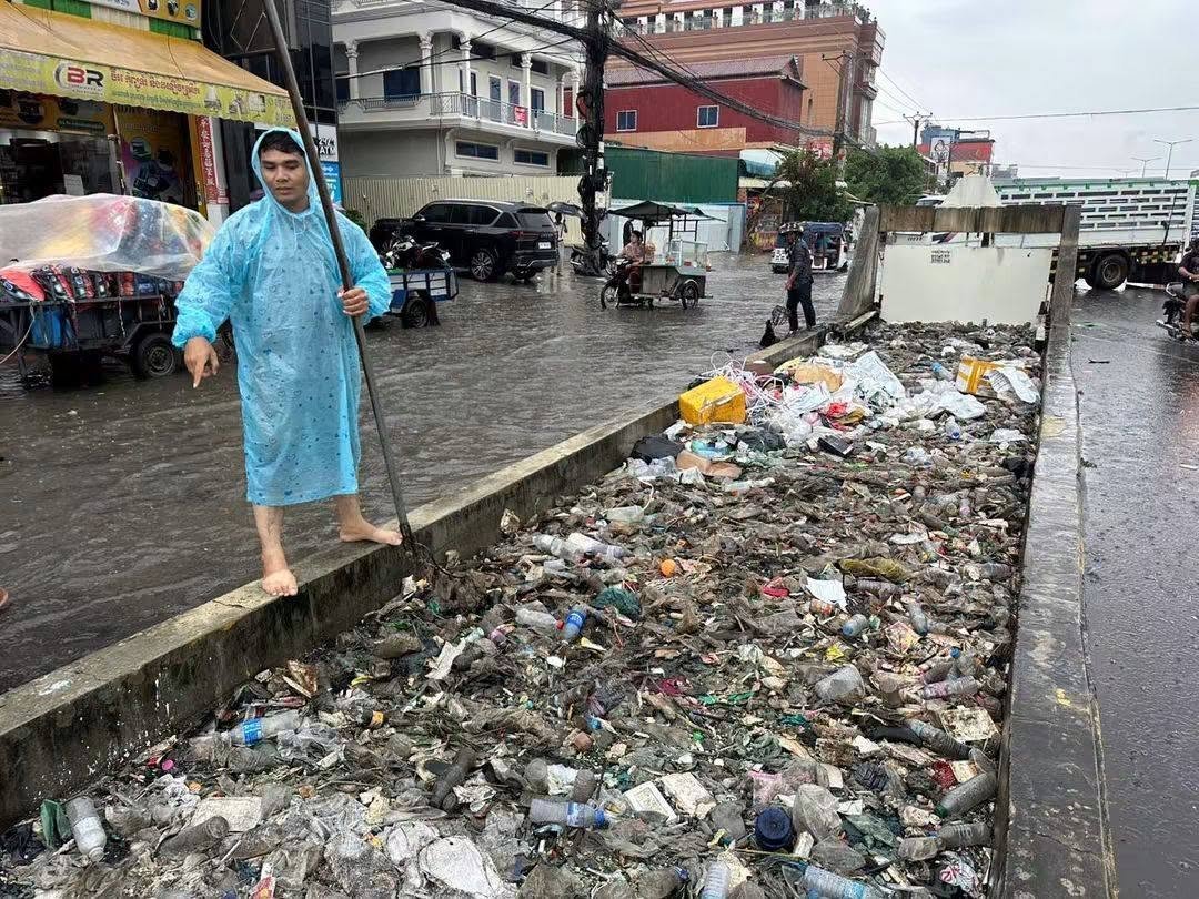 金边宗周3分区清理排水渠 预防雨季内涝