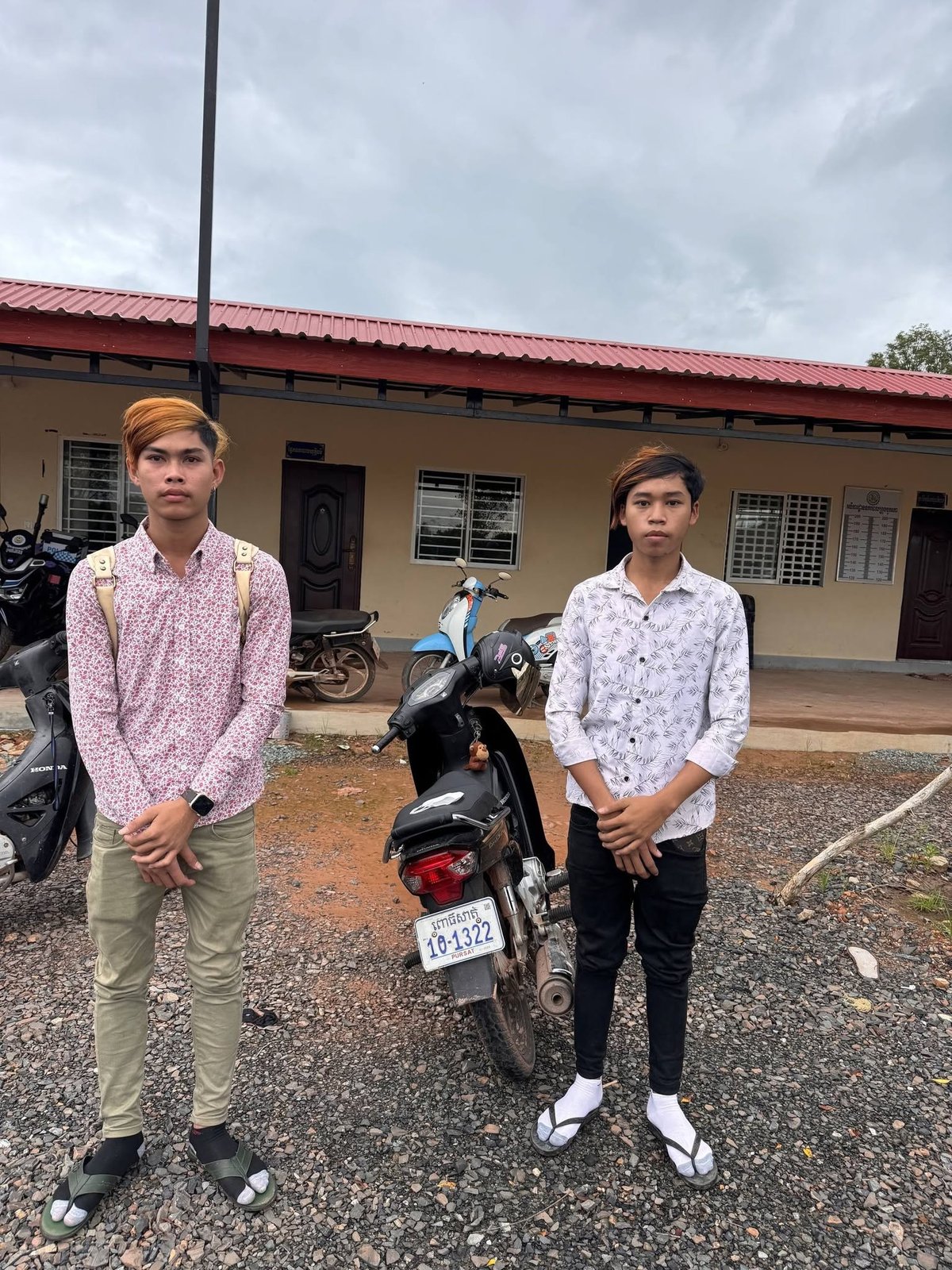 波哥市两名飙车少年被捕 罚令其清理街道垃圾