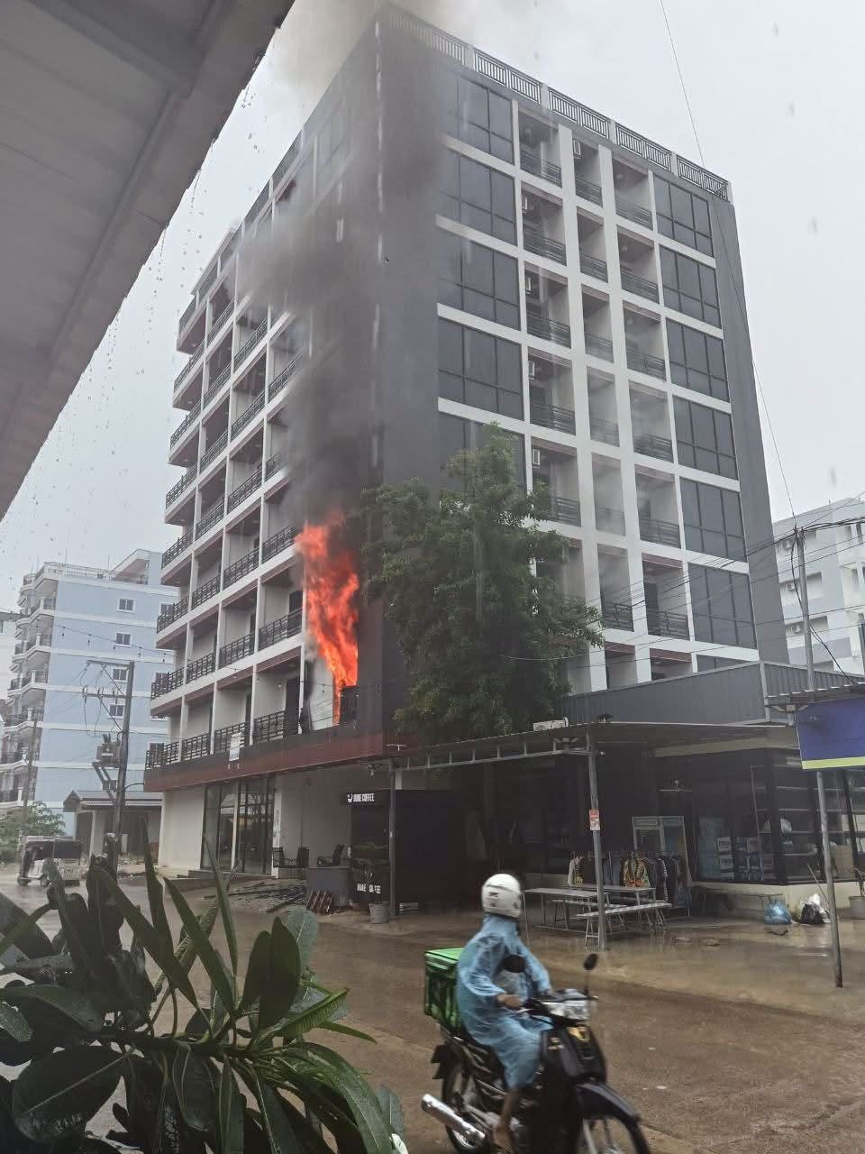 今日中午12时,波贝市一栋住宅楼发生火灾
