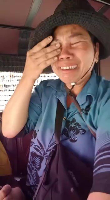 一名男子在离开德崇和平国家医院后,在嘟嘟车上不幸离世