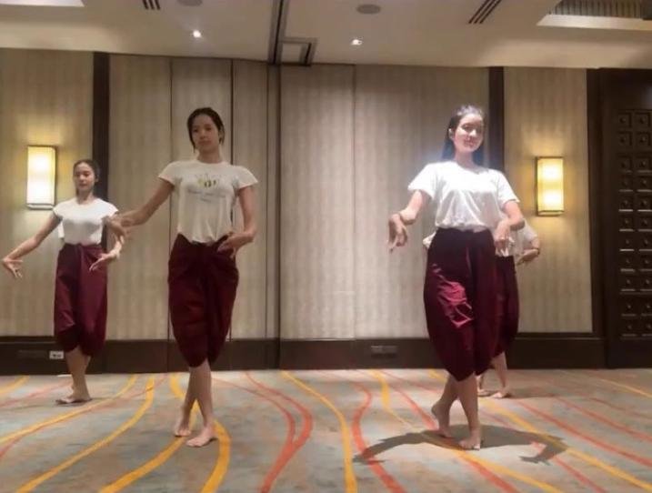 Lisa纪录片舞蹈片段引发文化争议