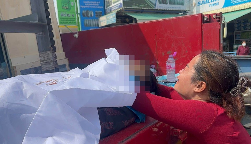 金边发生货车装卸事故 一名玻璃搬运工不幸身亡