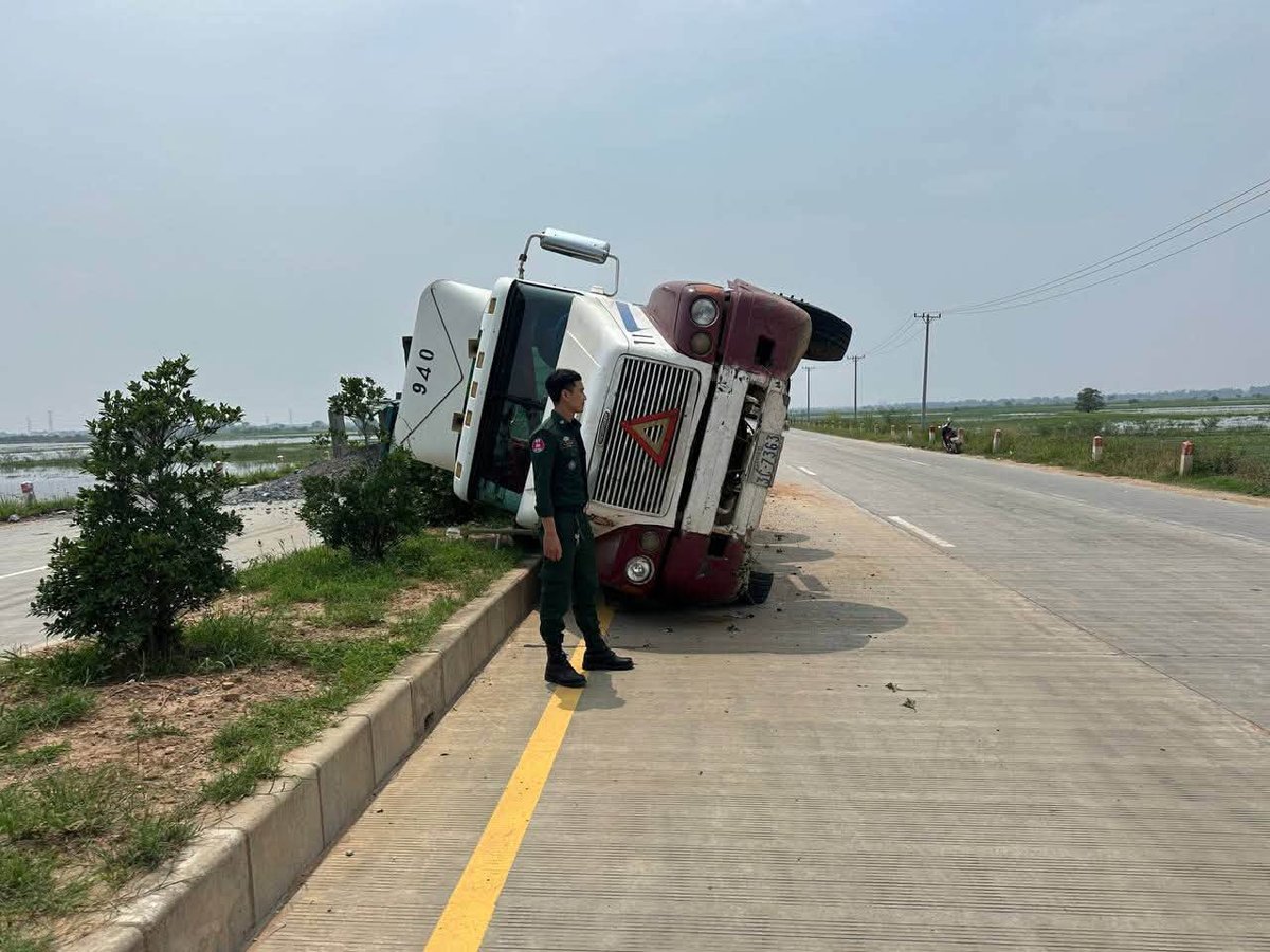 金边发生一起货车侧翻事故,导致车上货物散落满地,造成交通拥堵