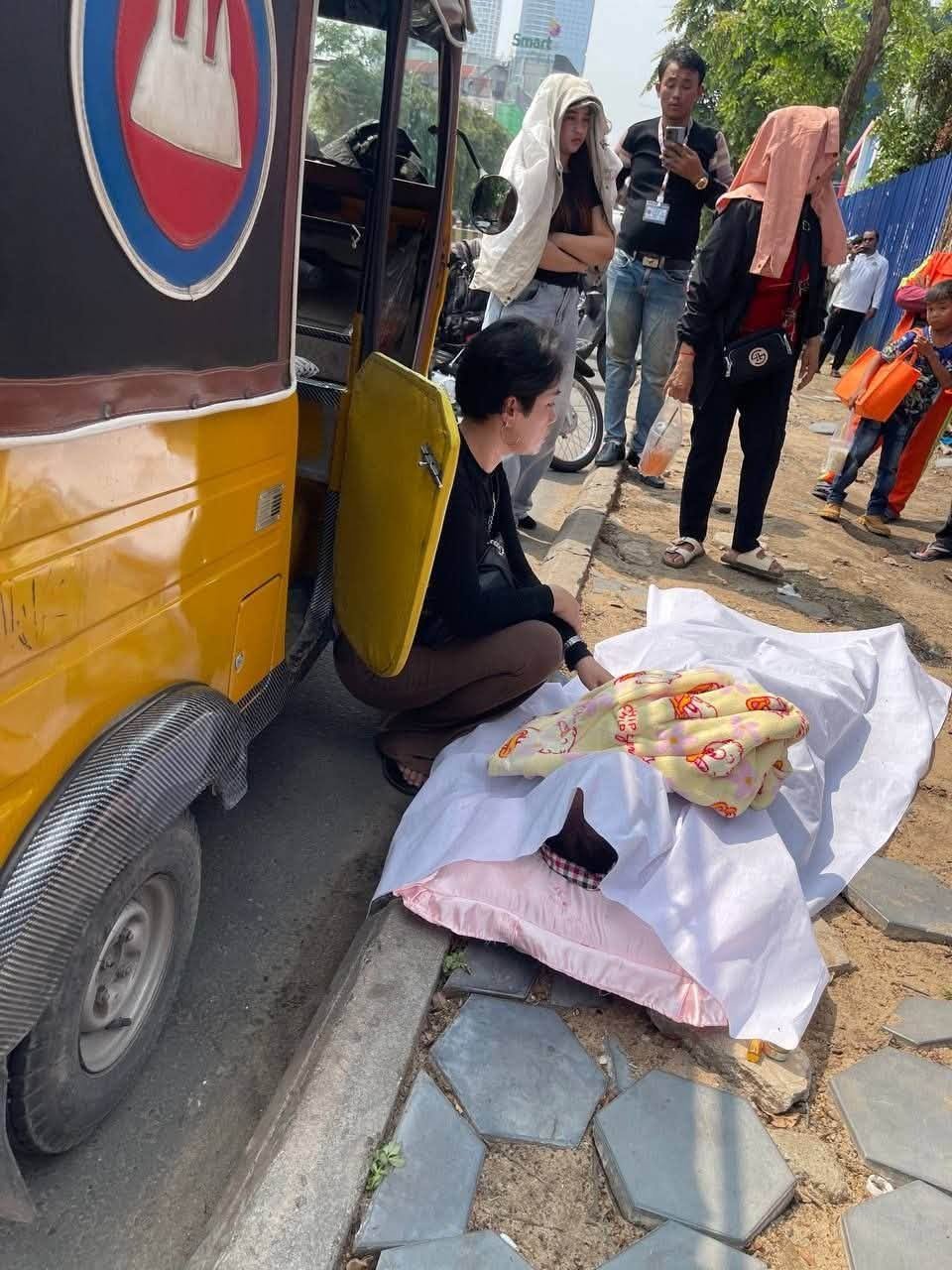 金边一名三轮车夫突发疾病倒地身亡