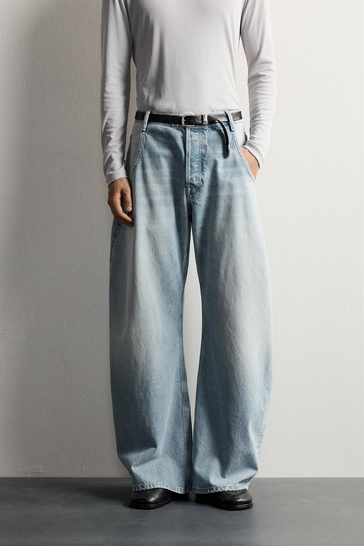 Zara柬埔寨门店上新宽松牛仔裤 定价约$60