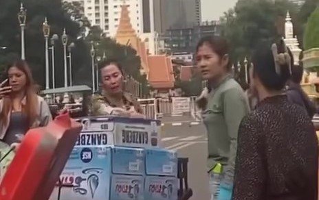 金边隆边区皇宫前发生摊位纠纷