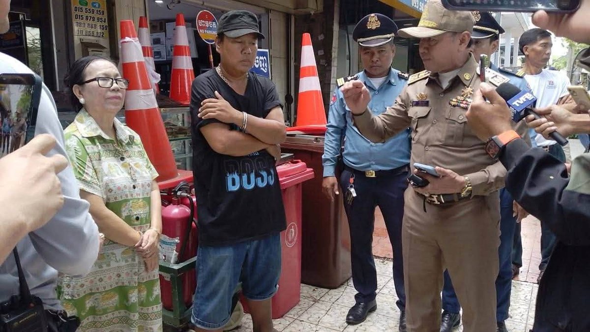 金边商户“唐慕莲”因辱骂在人行道停车的民众引发争议,目前当事
