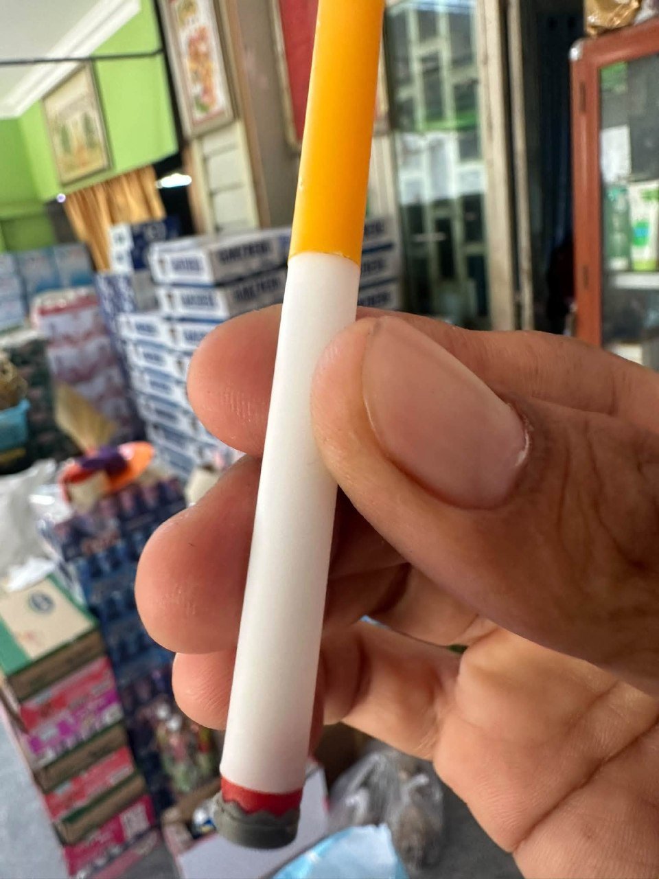 金边警方呼吁商户下架烟支造型糖果 严防诱导未成年人