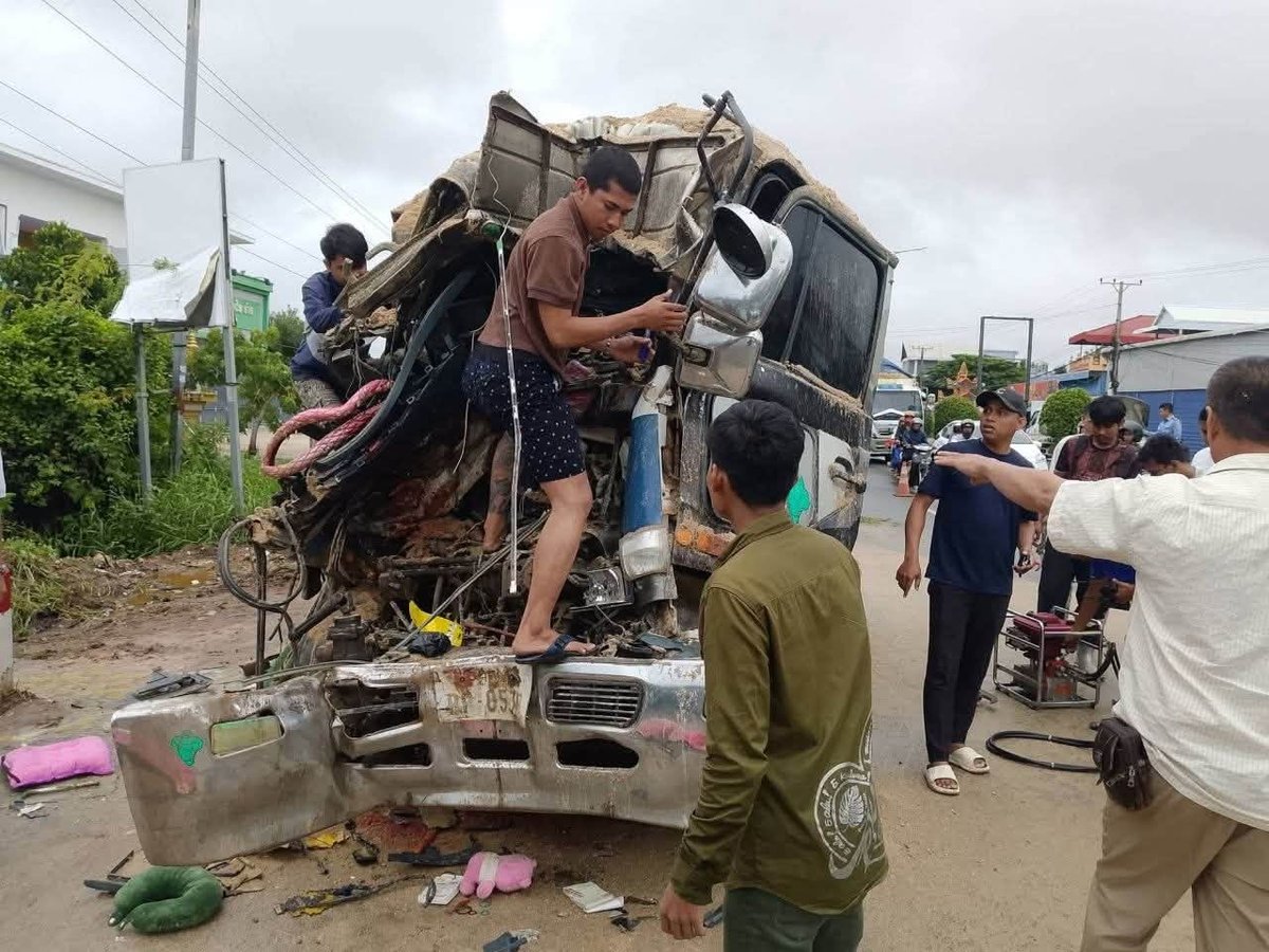 两辆重型货车相撞致一人被困身亡