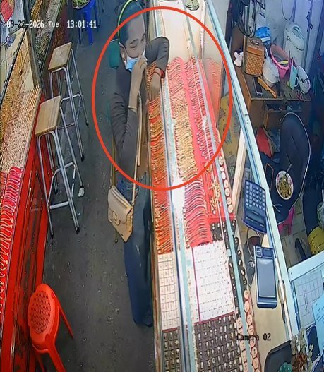 波贝金店遭女性窃贼盗窃 监控拍下作案过程