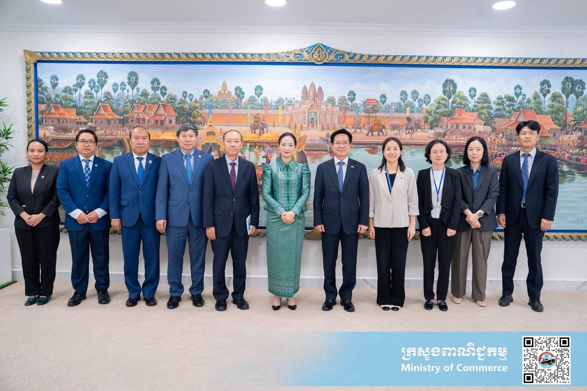 柬埔寨商务部部长与韩国驻柬大使举行会晤，双方就加强双边经贸关