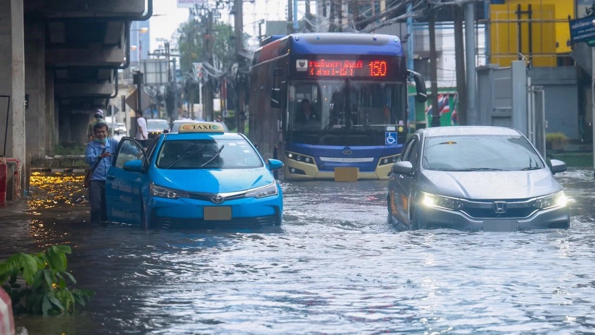 泰国曼谷遭遇强降雨 21条道路严重积水交通受阻