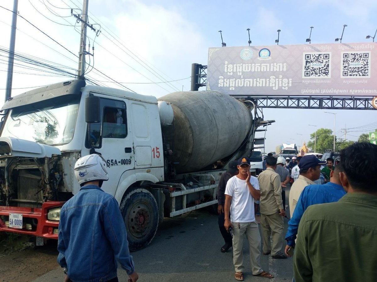 金边水泥搅拌车撞击摩托车致1人当场死亡