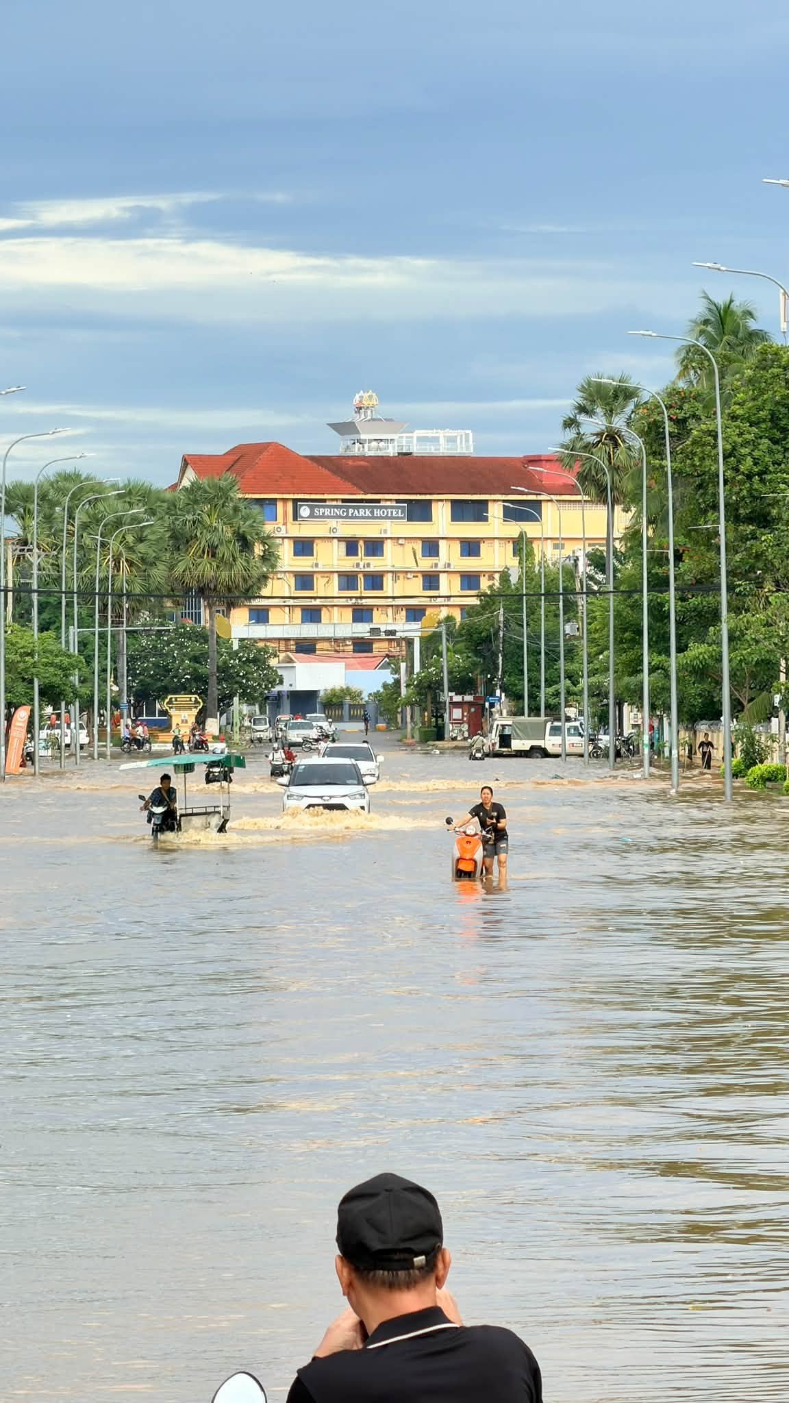 马德望省多地道路积水严重 摩托车通行受阻