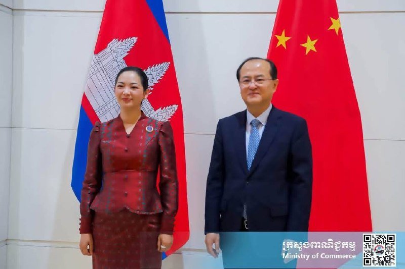 柬埔寨商业部部长占尼莫与中国商务部副部长在南宁共同主持柬中经
