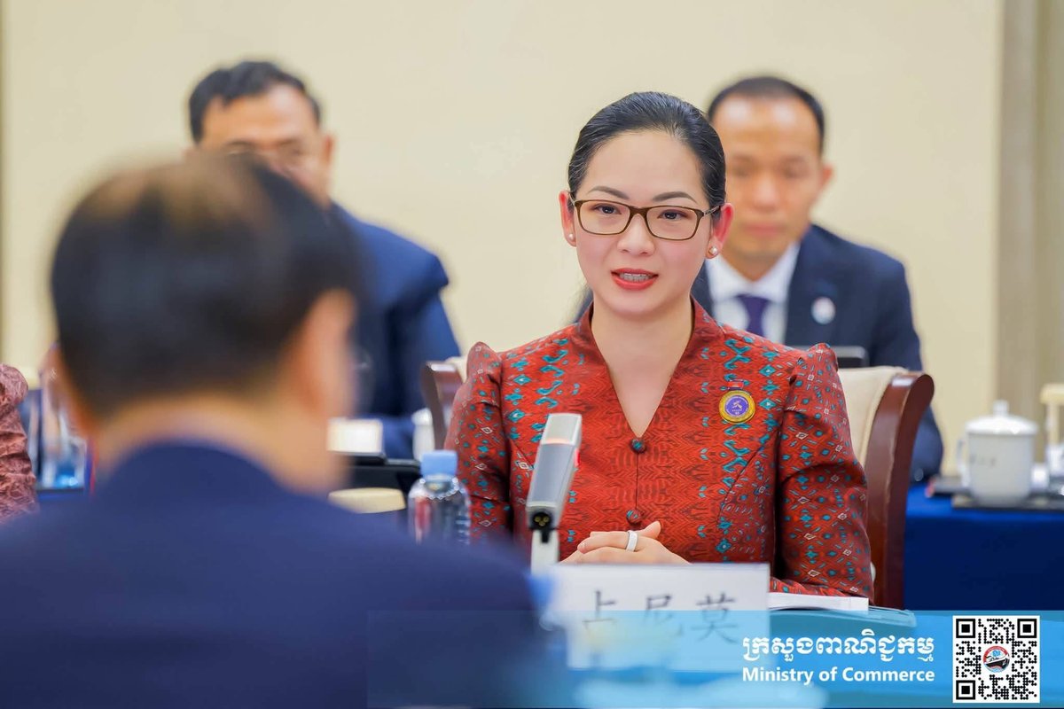 柬埔寨商业部部长占尼莫与中国商务部副部长在南宁共同主持柬中经