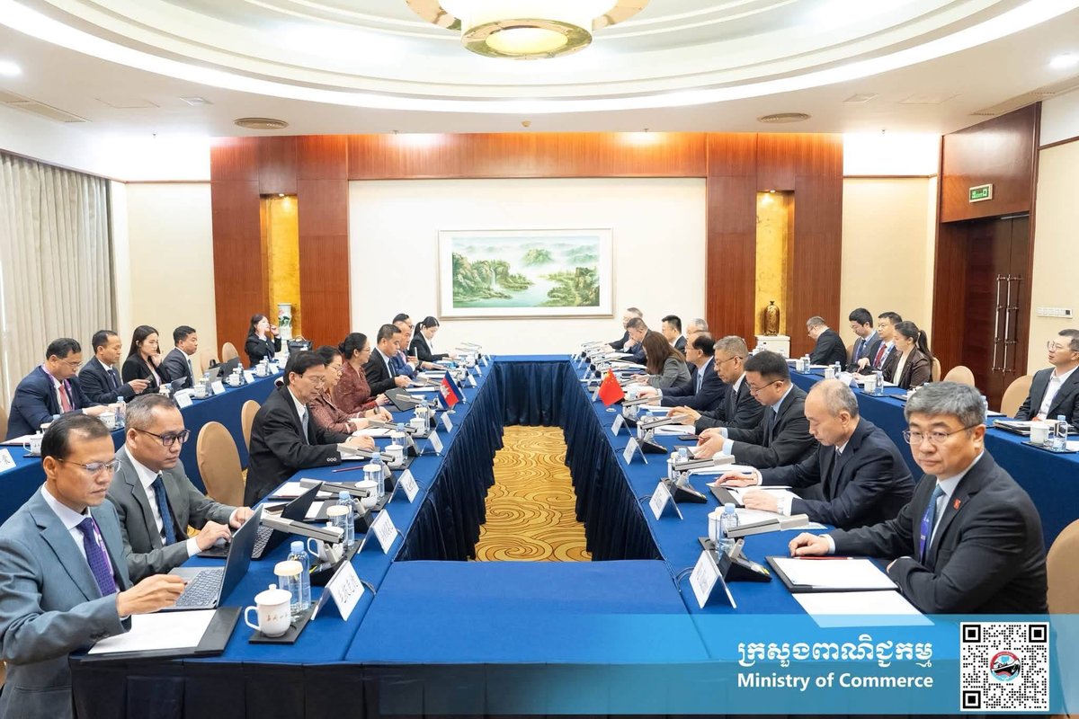 柬埔寨商业部部长占尼莫与中国商务部副部长在南宁共同主持柬中经