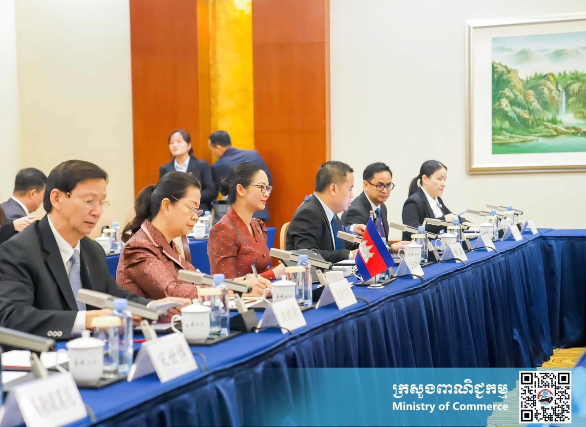 柬埔寨商业部部长占尼莫与中国商务部副部长在南宁共同主持柬中经