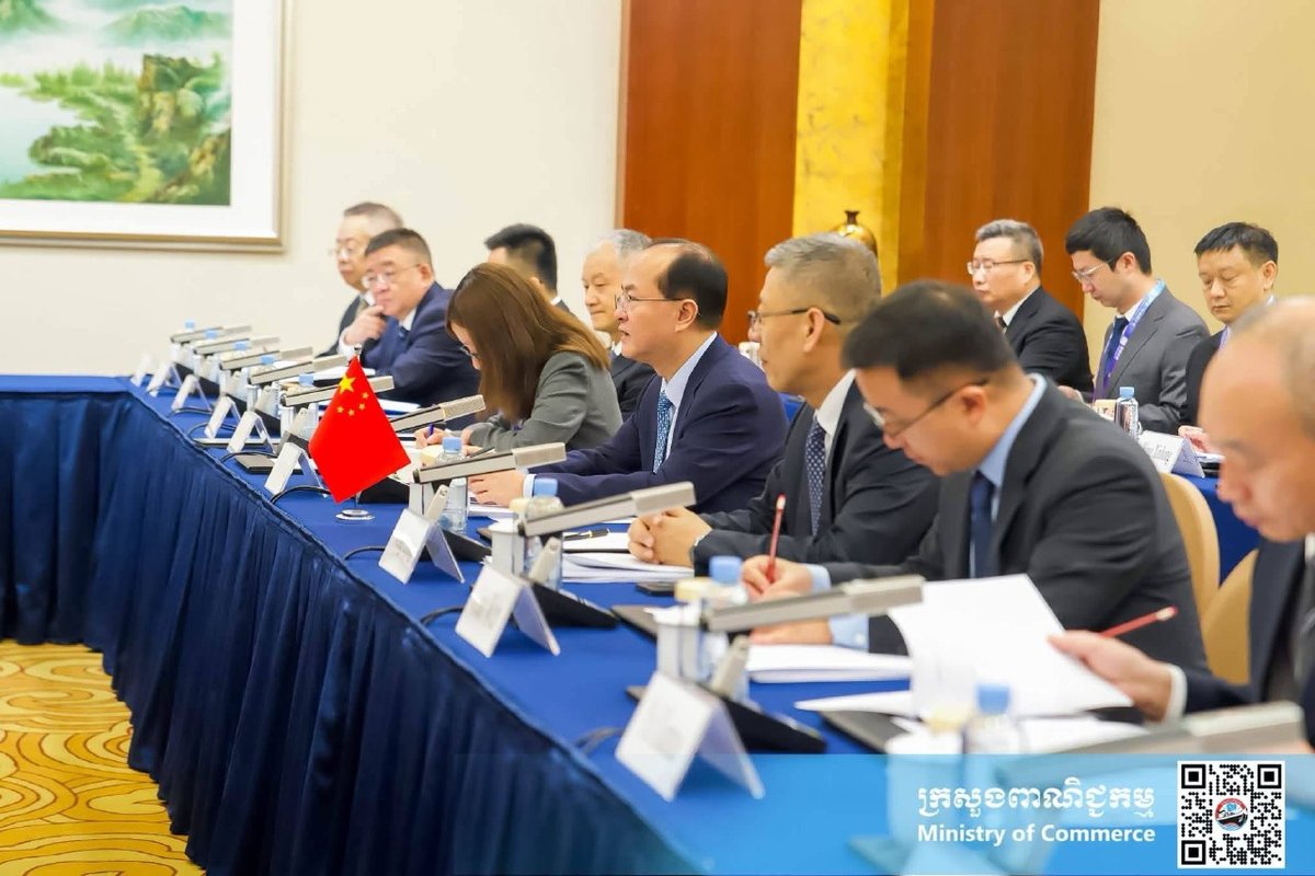 柬埔寨商业部部长占尼莫与中国商务部副部长在南宁共同主持柬中经