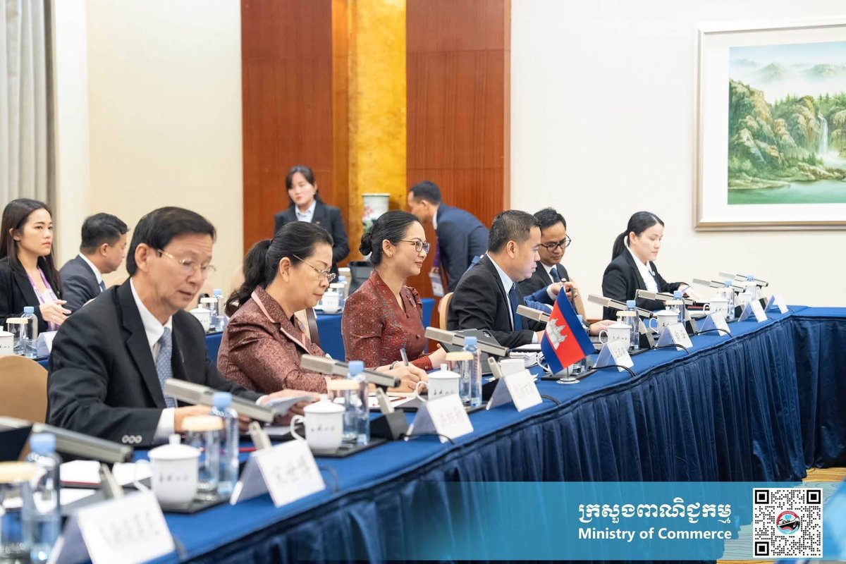 柬埔寨商业部部长占尼莫与中国商务部副部长在南宁共同主持柬中经