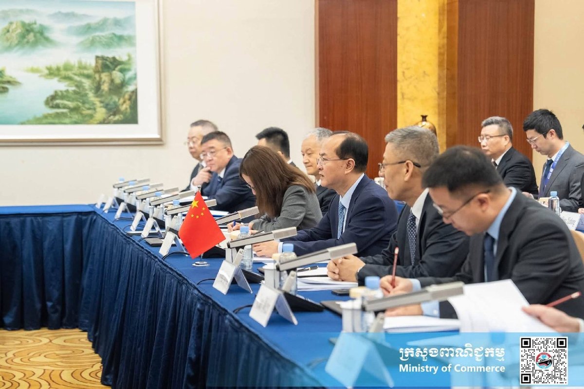 柬埔寨商业部部长占尼莫与中国商务部副部长在南宁共同主持柬中经