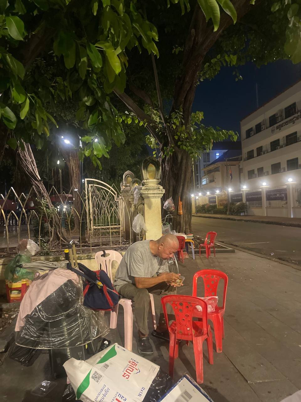 金边隆边区一名流浪中国男子获民众救助