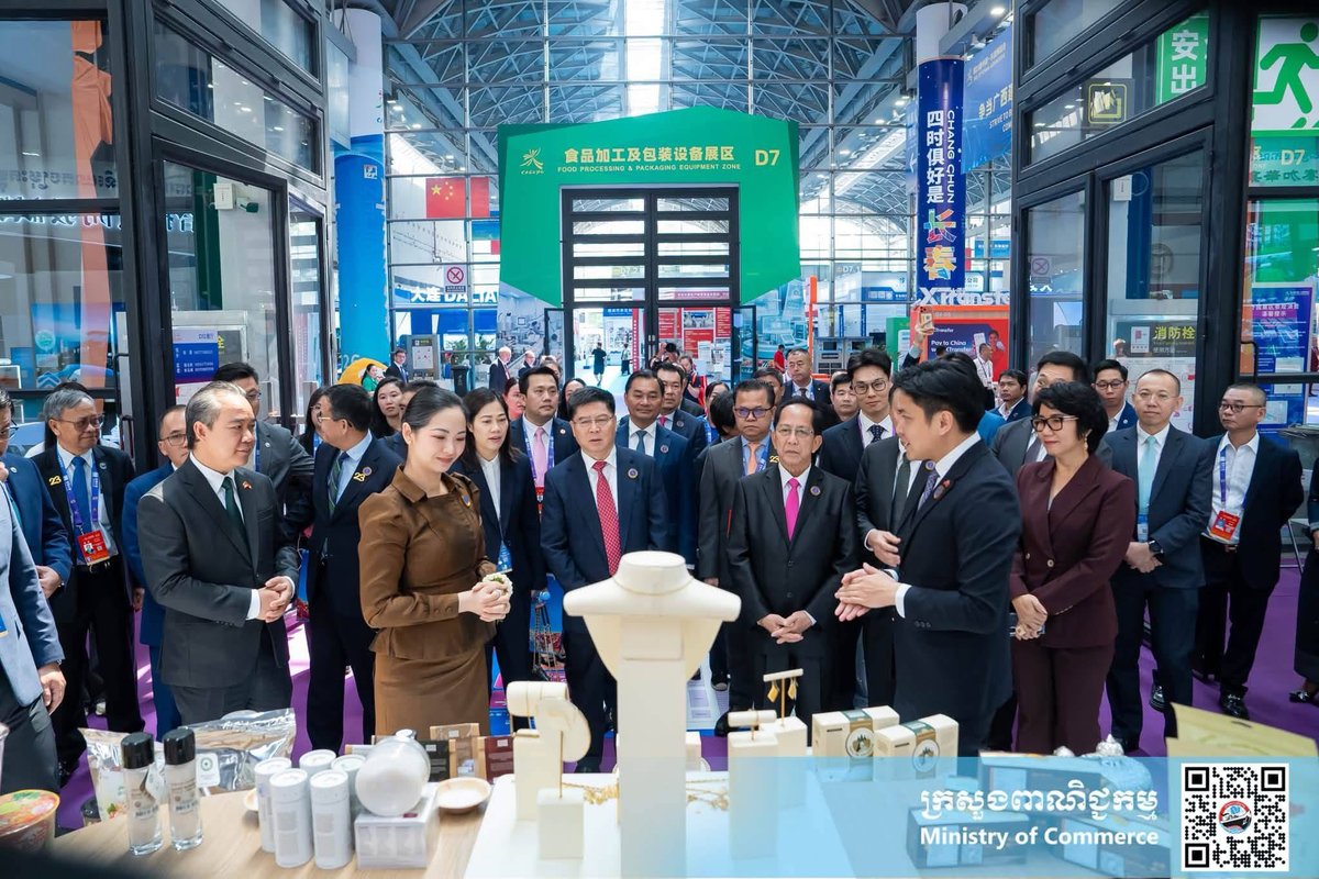 柬埔寨商务部部长占尼莫率团出席在南宁举办的第23届中国-东盟
