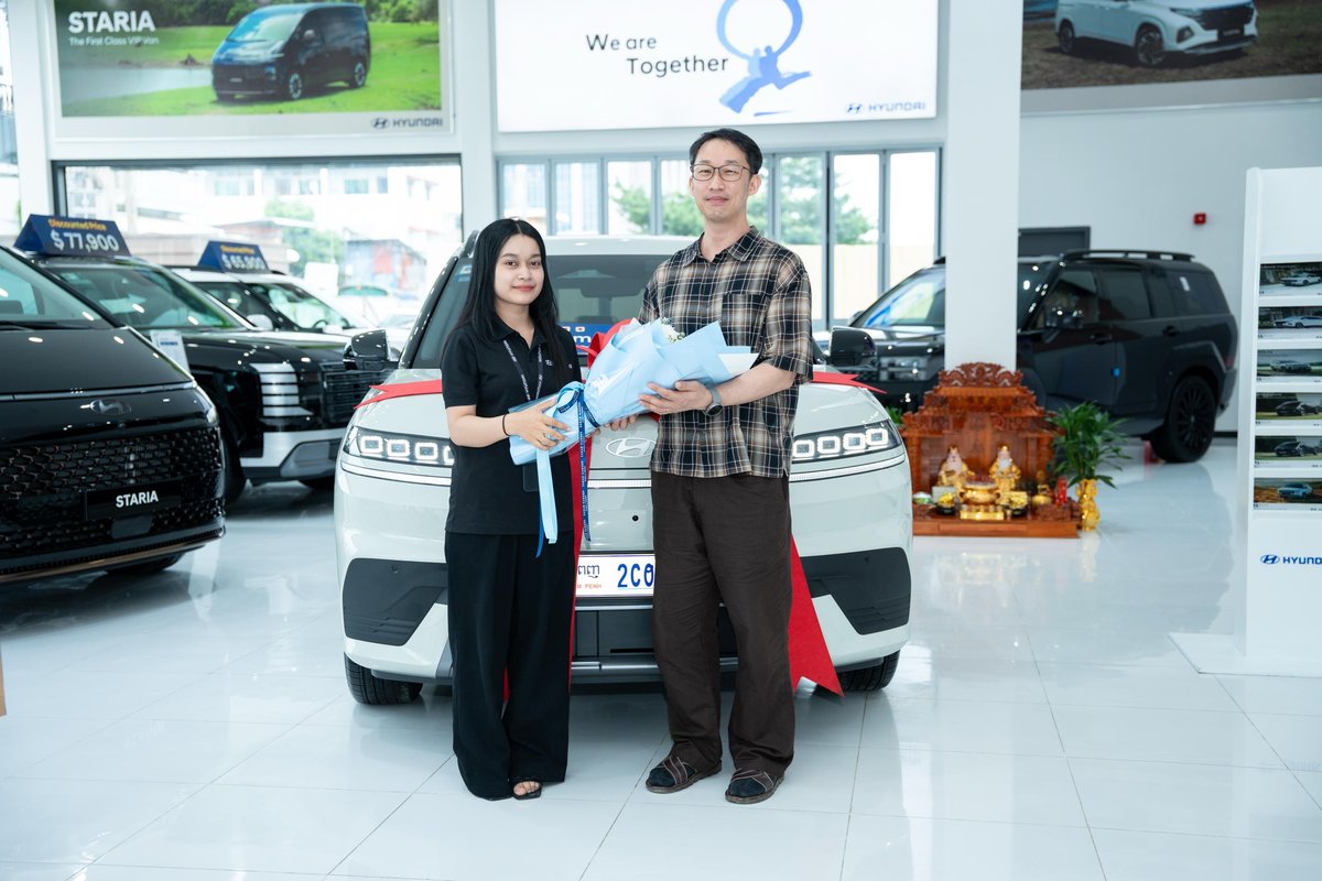 现代柬埔寨近日向客户交付新款电动汽车Hyundai ELEX