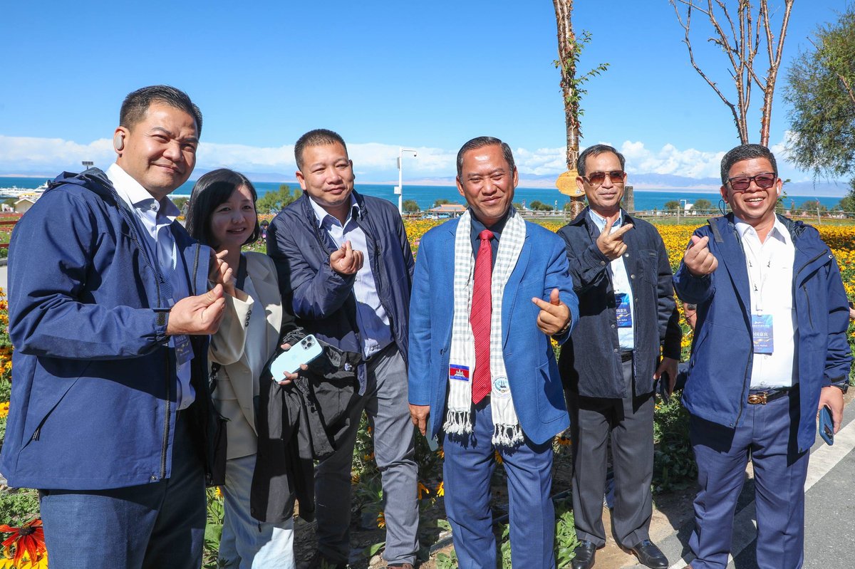 柬埔寨代表团在青海省进行考察,参观了中国最大的青海湖,并在海