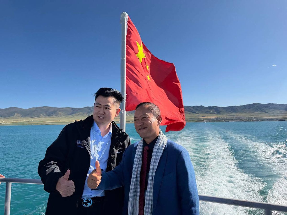 柬埔寨代表团在青海省进行考察,参观了中国最大的青海湖,并在海