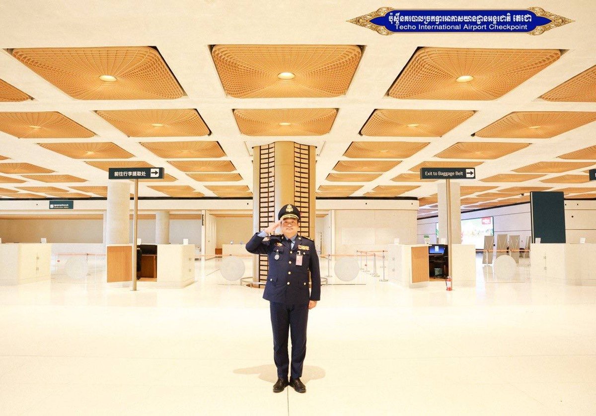 德崇国际机场警察局举行升旗仪式及纪律培训