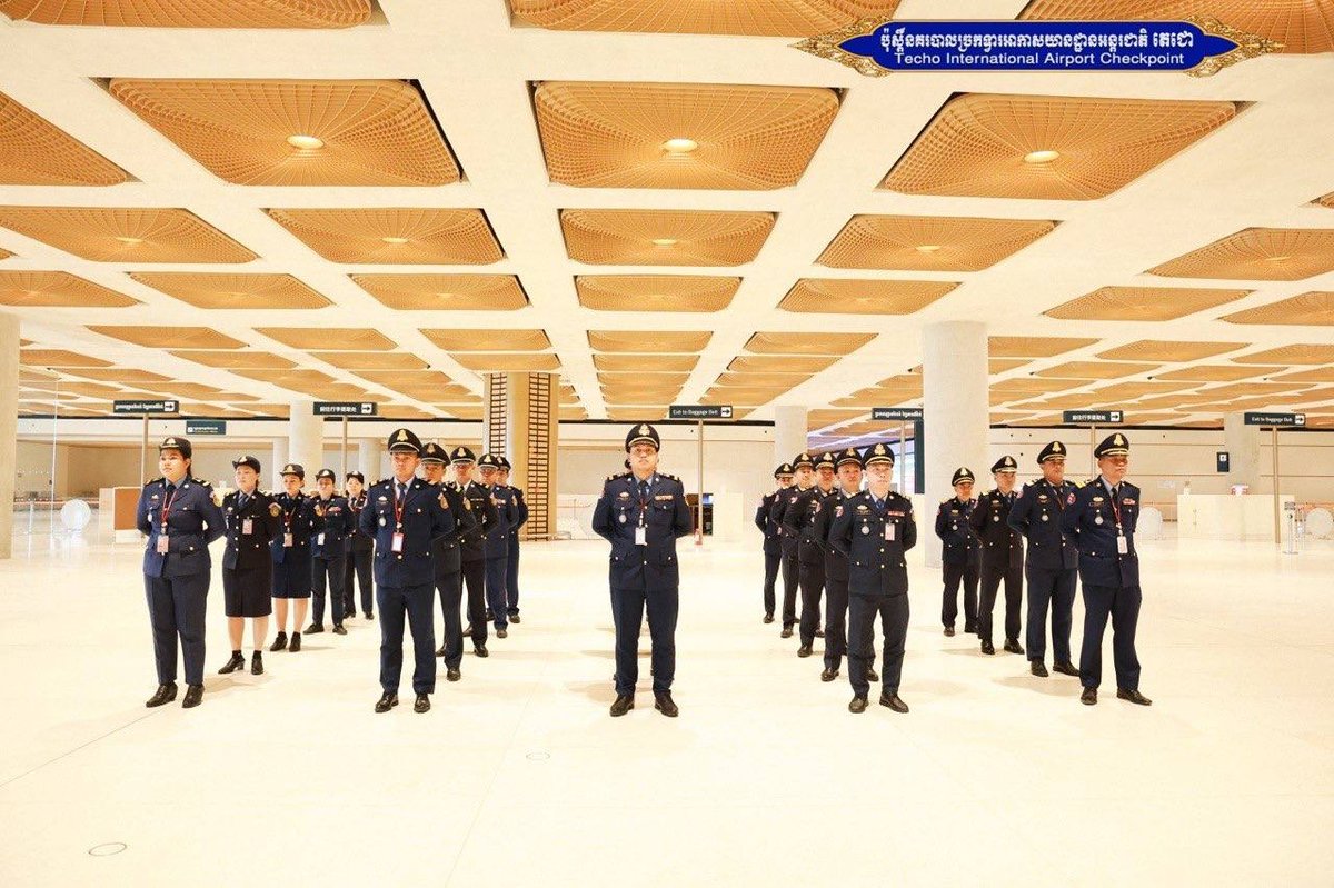 德崇国际机场警察局举行升旗仪式及纪律培训
