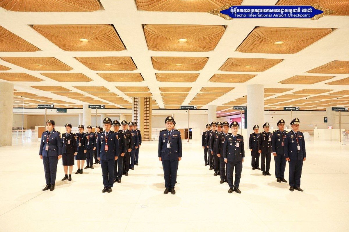 德崇国际机场警察局举行升旗仪式及纪律培训