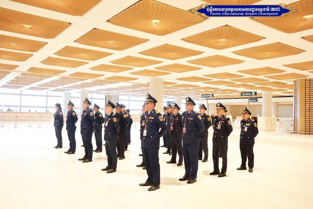 德崇国际机场警察局举行升旗仪式及纪律培训