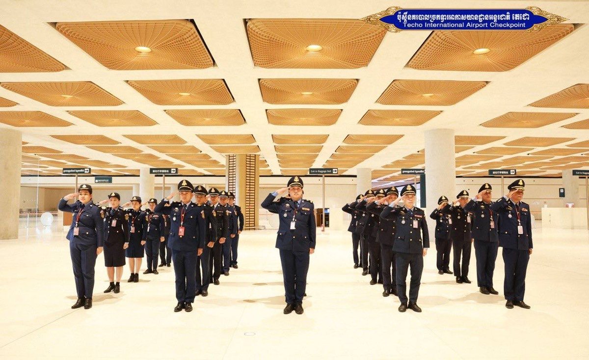 德崇国际机场警察局举行升旗仪式及纪律培训