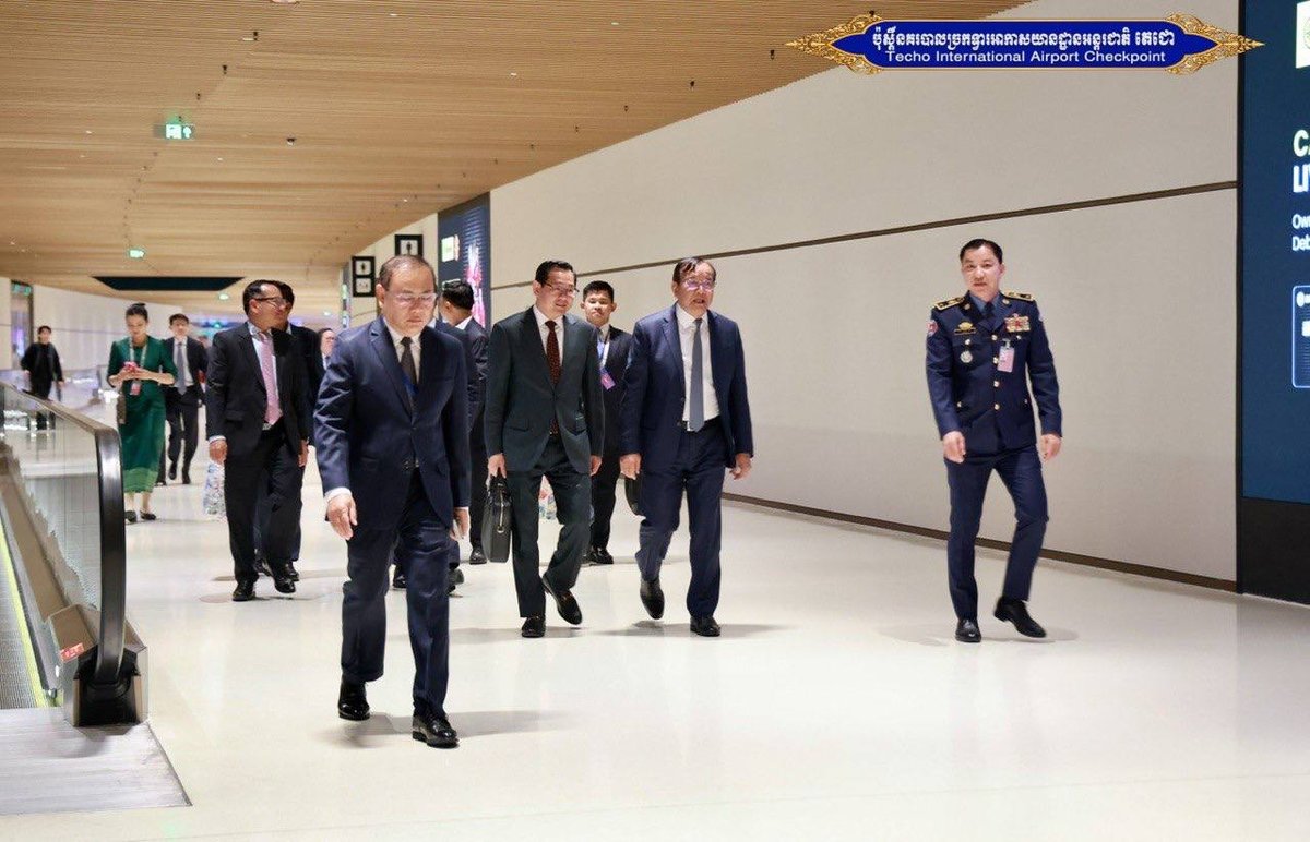 柬埔寨外交部代表团结束新加坡会议返抵金边