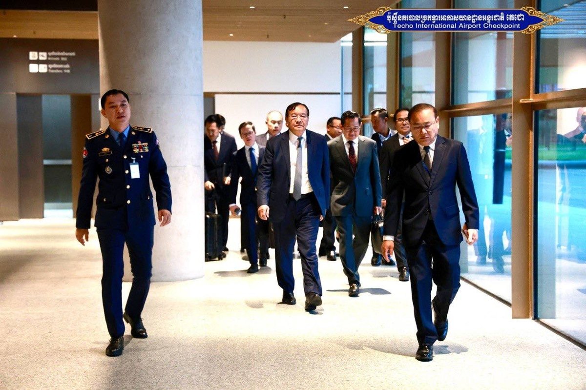 柬埔寨外交部代表团结束新加坡会议返抵金边