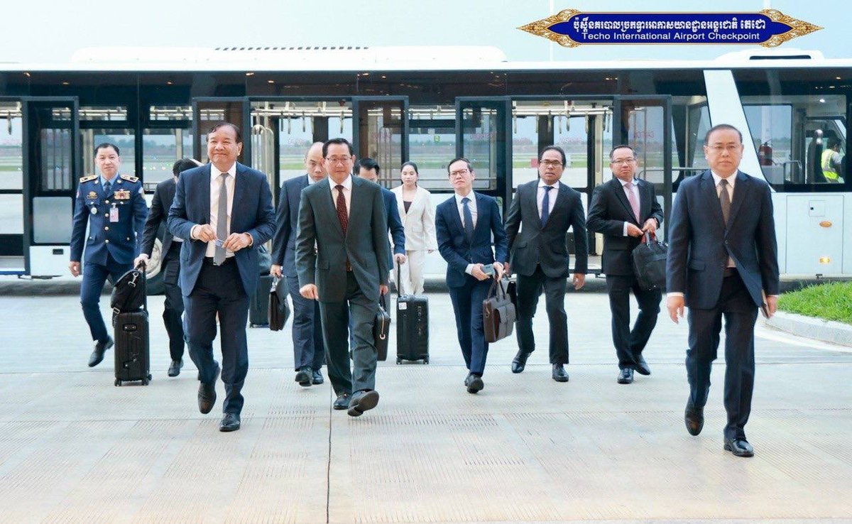 柬埔寨外交部代表团结束新加坡会议返抵金边