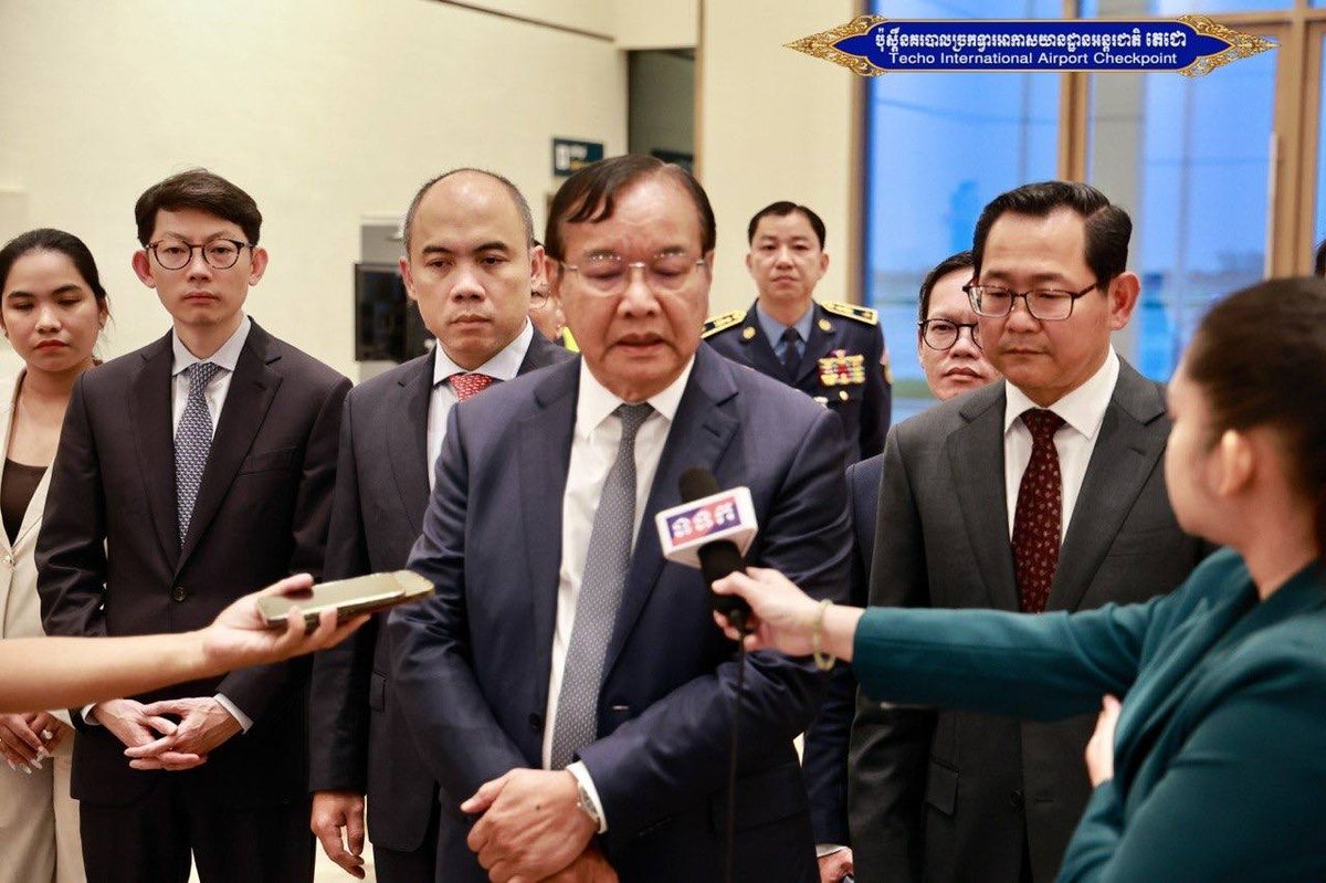 柬埔寨外交部代表团结束新加坡会议返抵金边
