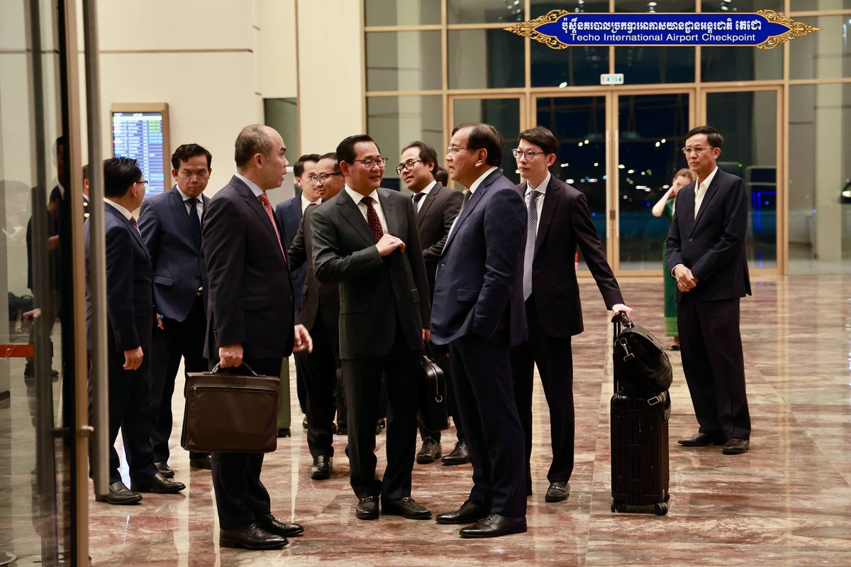 柬埔寨外交部代表团结束新加坡会议返抵金边