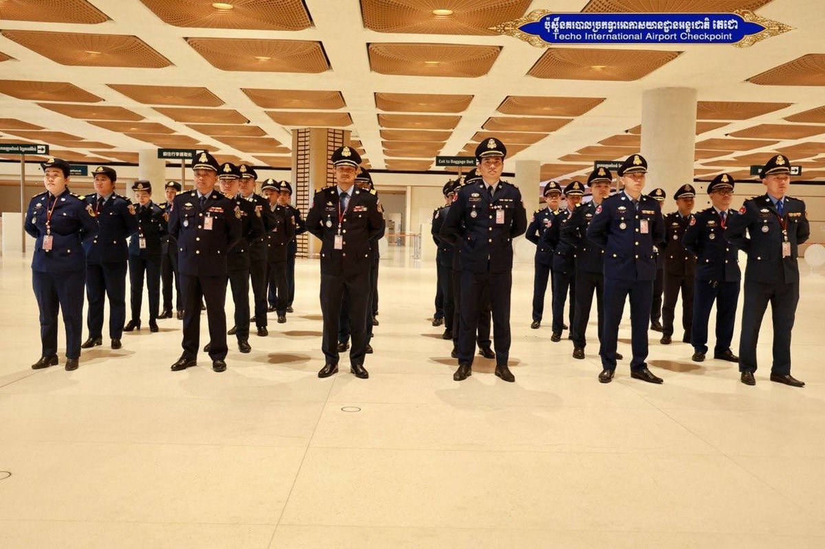 德崇国际机场警察局于9月21日举行升旗仪式,并由副局长主持,