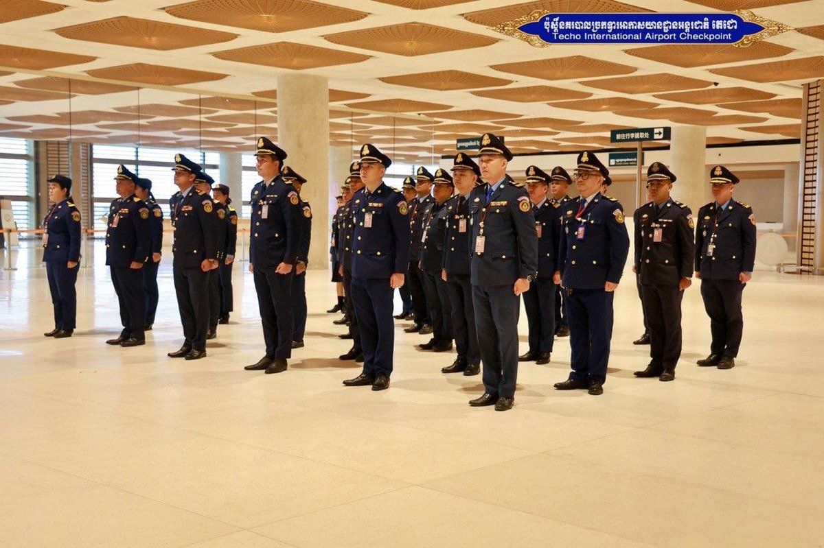 德崇国际机场警察局于9月21日举行升旗仪式,并由副局长主持,