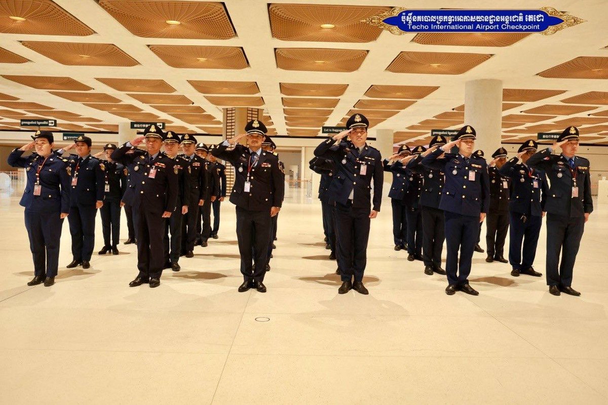 德崇国际机场警察局于9月21日举行升旗仪式,并由副局长主持,