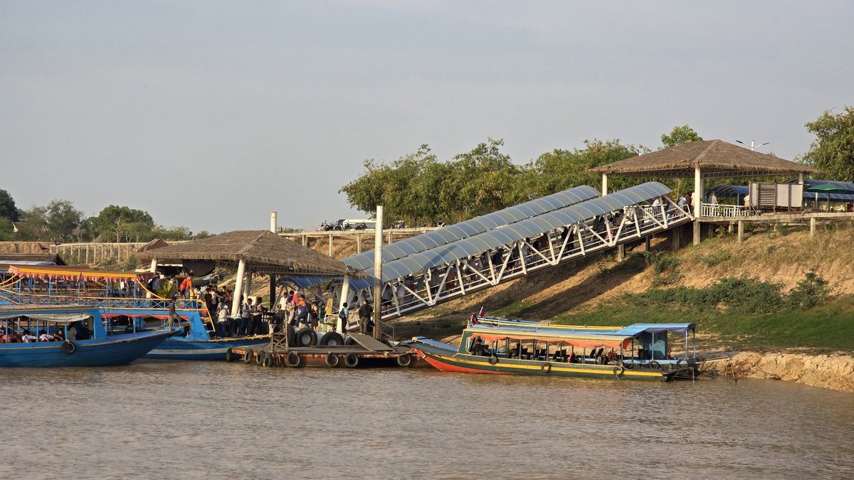 暹粒Phnom Krom寺庙景观 洞里萨湖水上视角