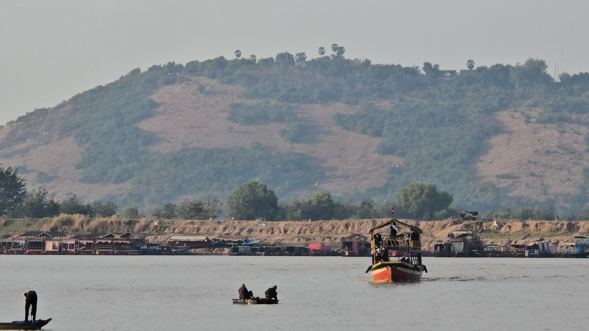 暹粒Phnom Krom寺庙景观 洞里萨湖水上视角