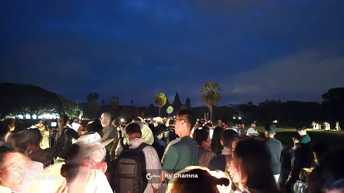 尽管遭遇小雨,游客们依然在暹粒吴哥窟耐心守候,见证了秋分日出
