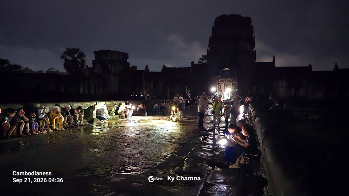 尽管遭遇小雨,游客们依然在暹粒吴哥窟耐心守候,见证了秋分日出